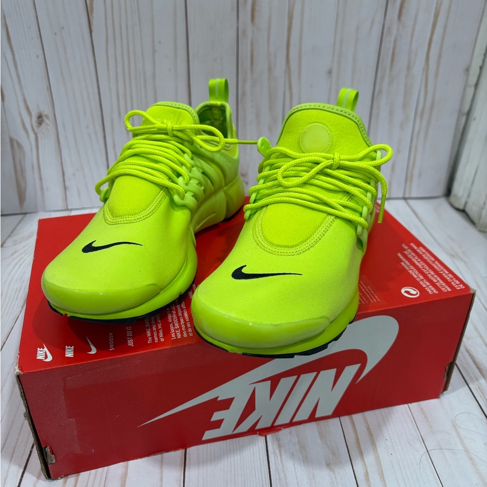 Nike Green Sneakers Modern Design